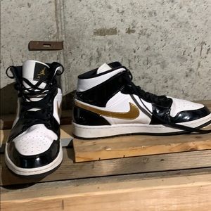 Air Jordan 1 Retro Patent White Black Gold